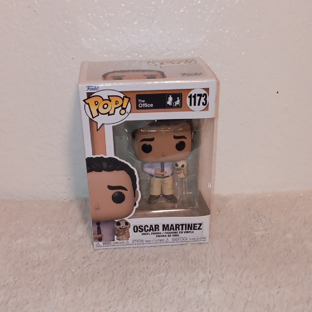 Funko Pop! Oscar Martinez with Cat - Black and Brown